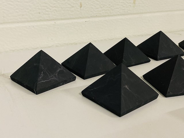 Ca. 12x shungiet piramide ongepolijst - afbeelding 2 van  4