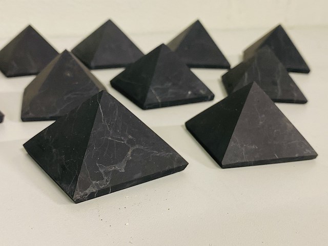 Ca. 12x shungiet piramide ongepolijst - afbeelding 3 van  4