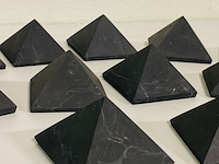 Ca. 12x shungiet piramide ongepolijst - afbeelding 4 van  4