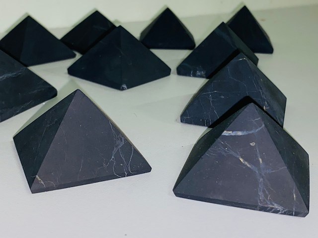 Ca. 12x shungiet piramide ongepolijst - afbeelding 1 van  6