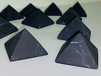 Ca. 12x shungiet piramide ongepolijst - afbeelding 1 van  6