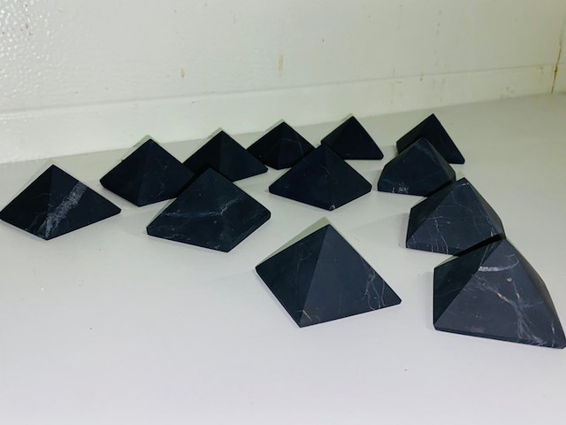 Ca. 12x shungiet piramide ongepolijst - afbeelding 2 van  6