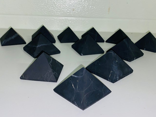 Ca. 12x shungiet piramide ongepolijst - afbeelding 3 van  6
