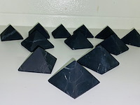 Ca. 12x shungiet piramide ongepolijst - afbeelding 3 van  6