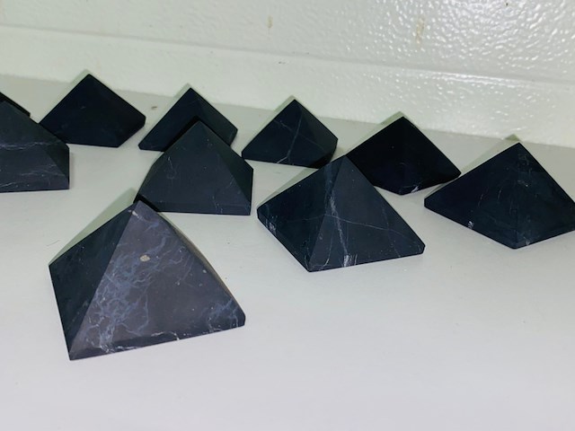 Ca. 12x shungiet piramide ongepolijst - afbeelding 4 van  6