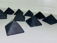 Ca. 12x shungiet piramide ongepolijst - afbeelding 4 van  6