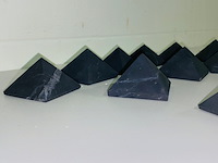 Ca. 12x shungiet piramide ongepolijst - afbeelding 5 van  6