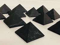 Ca. 12x shungiet piramide ongepolijst - afbeelding 3 van  6