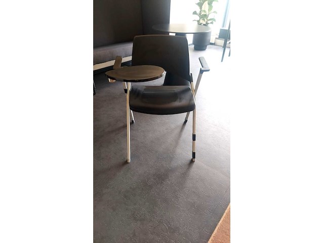 Ca. 12x stoelen met schrijfblad op de leuning, zwart - afbeelding 1 van  3