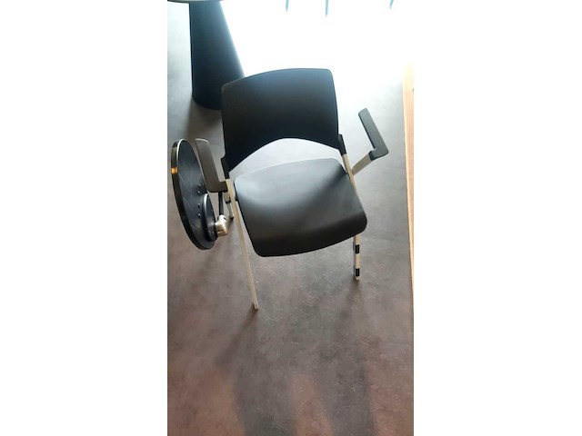 Ca. 12x stoelen met schrijfblad op de leuning, zwart - afbeelding 2 van  3