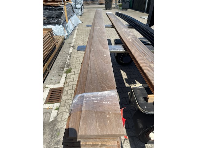 Ca. 12x thermo ayous channelsiding, 18x137mm, lengte 9/300cm, 3/330cm - afbeelding 1 van  3