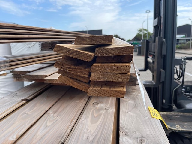 Ca. 12x thermo radiata pine planken geschaafd, 18x90mm, lengte 480cm - afbeelding 3 van  3