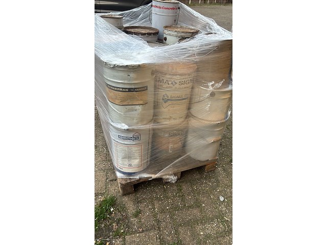 Ca. 130x diverse merken industrielakken , sigma, cronolin, schaepman, verschillende kleuren - afbeelding 2 van  3
