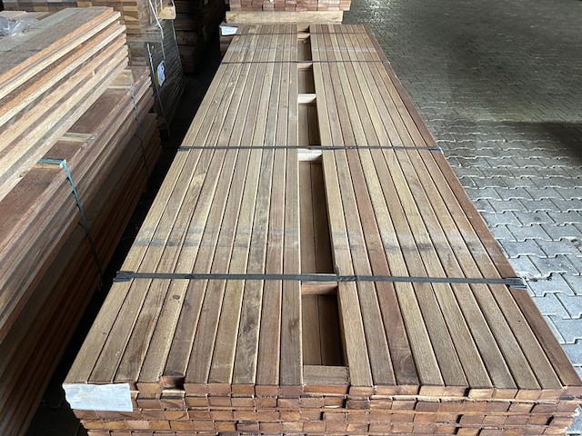 Ca. 130x guyana teak latten geschaafd, 27x40mm, lengte 275cm - afbeelding 1 van  3