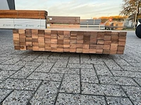 Ca. 130x guyana teak onderliggers geschaafd gevingerlast, 40x60mm, lengte 395cm - afbeelding 3 van  3