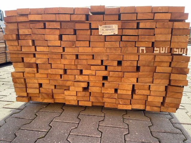 Ca. 130x guyana teak planken fijnbezaagd, 31x80mm, lengte 26/460cm, 104/490cm - afbeelding 2 van  3