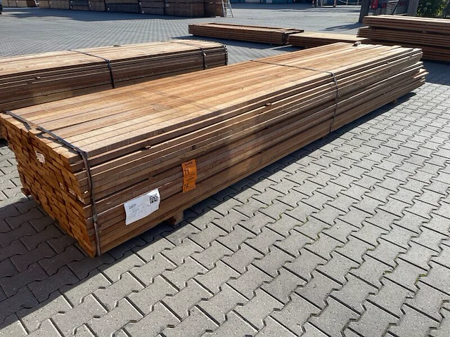 Ca. 130x guyana teak planken fijnbezaagd, 31x80mm, lengte 26/460cm, 104/490cm - afbeelding 3 van  3