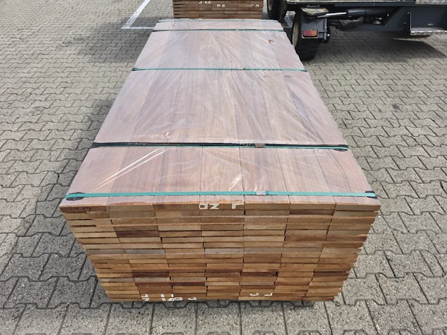 Ca. 133x guyana teak planken geschaafd, 25x145mm, lengte 215cm - afbeelding 1 van  4