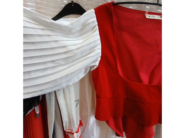 Ca. 135x italiaanse en hongaarse outfits - afbeelding 2 van  12