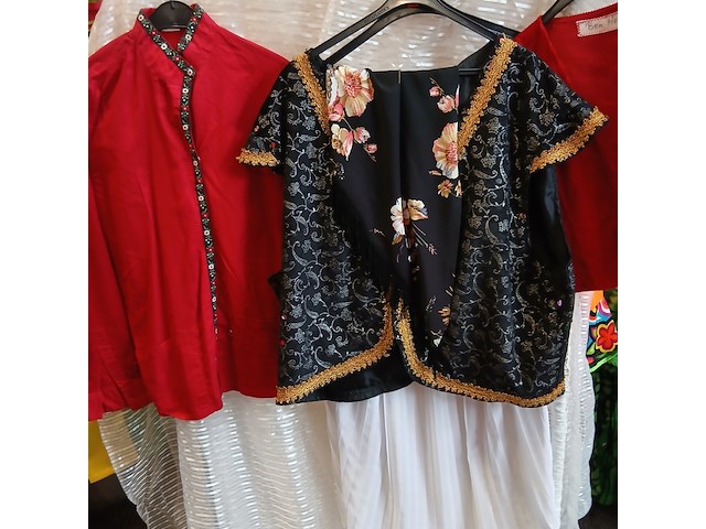 Ca. 135x italiaanse en hongaarse outfits - afbeelding 3 van  12