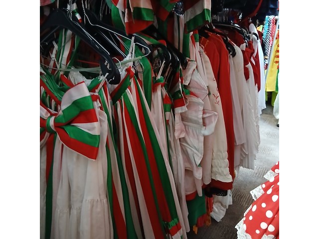 Ca. 135x italiaanse en hongaarse outfits - afbeelding 1 van  12