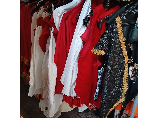 Ca. 135x italiaanse en hongaarse outfits - afbeelding 5 van  12