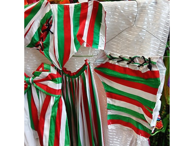 Ca. 135x italiaanse en hongaarse outfits - afbeelding 10 van  12