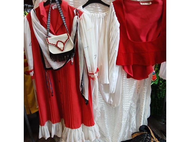 Ca. 135x italiaanse en hongaarse outfits - afbeelding 11 van  12