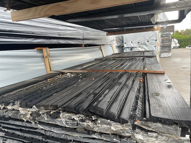 Ca. 135x vuren design profiel zwart gecoat, 22x142mm, lengte 360cm - afbeelding 1 van  3