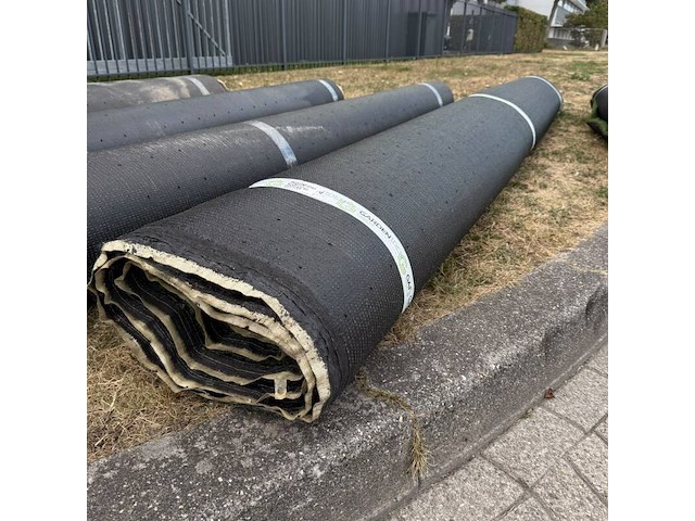 Ca. 13,6m2 kunstgras, 30 mm hoog, groen, wit - afbeelding 2 van  2