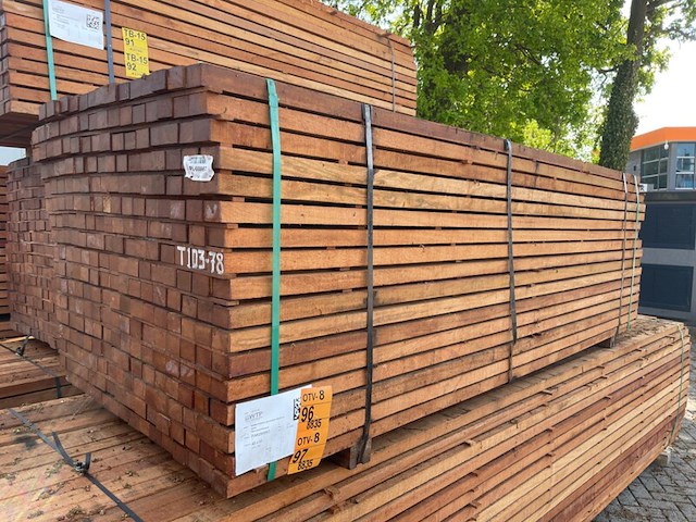 Ca. 136x angelim pedra onderliggers fijnbezaagd, 40x60mm, lengte 280cm - afbeelding 4 van  4