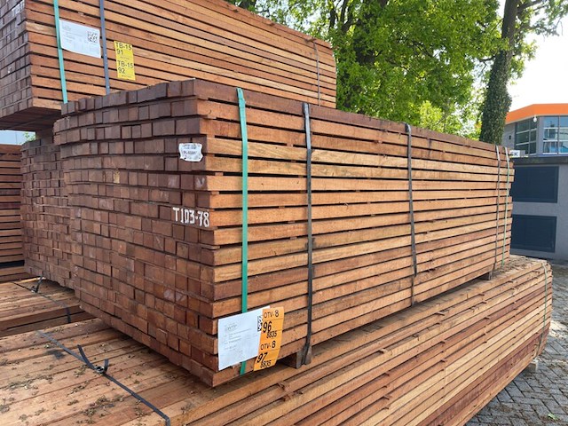 Ca. 136x angelim pedra onderliggers fijnbezaagd, 40x60mm, lengte 280cm - afbeelding 4 van  4