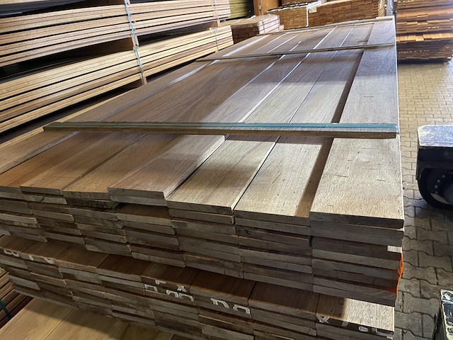Ca. 138x guyana teak country grade planken geschaafd, 18x140mm, lengte 300cm - afbeelding 1 van  3