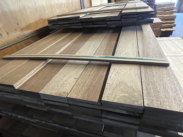 Ca. 138x guyana teak country grade planken geschaafd, 18x140mm, lengte 37/300cm, 101/400cm - afbeelding 1 van  3