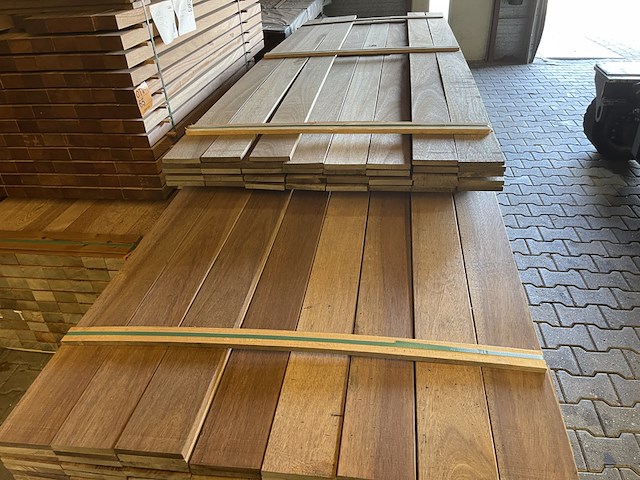Ca. 138x guyana teak planken geschaafd, 18x140mm, lengte 37/300cm, 101/400cm - afbeelding 1 van  3