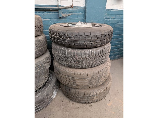 Ca. 13x diverse autoband op velg - afbeelding 17 van  24