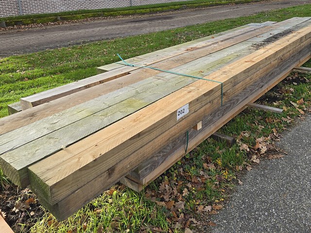 Ca. 13x douglas balken fijnbezaagd, 75x150mm, lengte 2/300cm, 3/400cm, 8/500cm (b keuze) - afbeelding 1 van  1