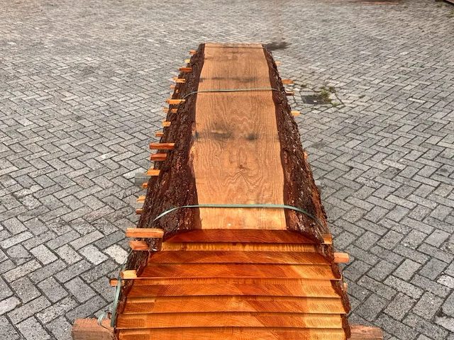 Ca. 13x douglas stam gezaagd, 52x750mm, lengte 250cm - afbeelding 1 van  3