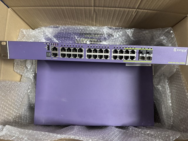 Ca. 13x gigabit poe+ edge switch met 10g-uplinks, extreme networks summit, x440-g2-24p/48p-10ge4, paars, 2015-2016 - afbeelding 1 van  5