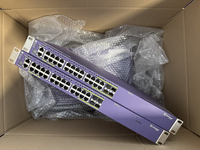 Ca. 13x gigabit poe switch met 10g-uplinks, extreme networks summit, x440-24p-10g / x440-48p-g10 / x440-48p, paars, 2011-2012 - afbeelding 1 van  10