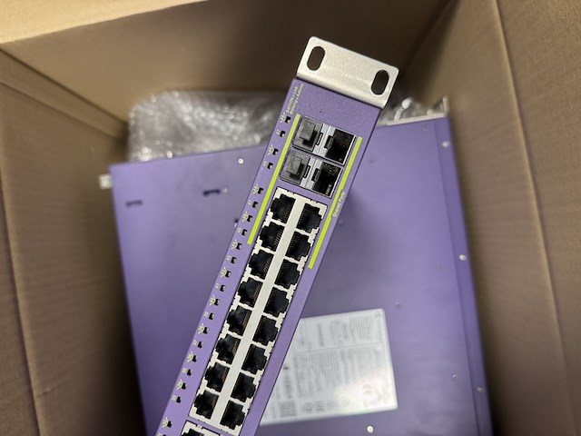 Ca. 13x gigabit poe switch met 10g-uplinks, extreme networks summit, x440-24p-10g / x440-48p-g10 / x440-48p, paars, 2011-2012 - afbeelding 9 van  10