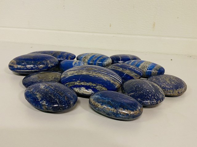 Ca. 13x lapis lazuli gepolijste stukken - afbeelding 2 van  3