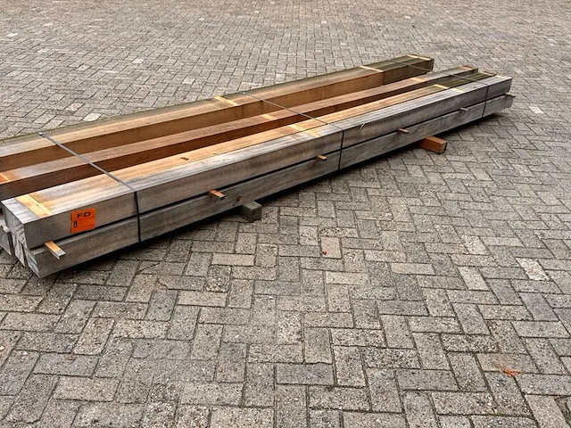Ca. 13x mora hardhouten balken fijnbezaagd, 120x120mm, lengte 400cm - afbeelding 2 van  3