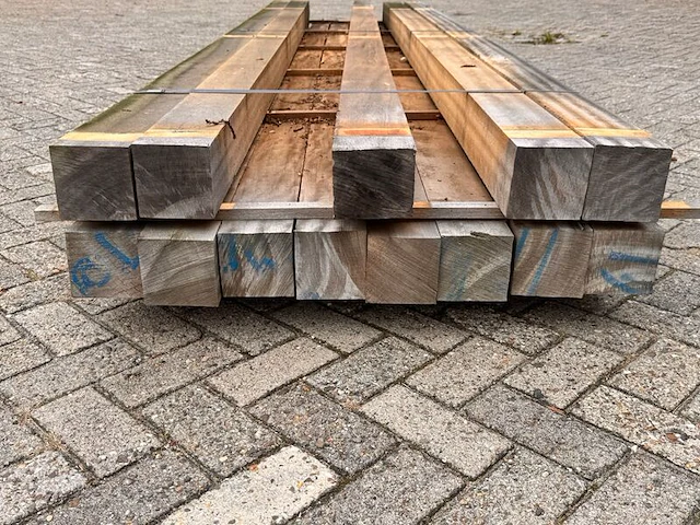 Ca. 13x mora hardhouten balken fijnbezaagd, 120x120mm, lengte 400cm - afbeelding 3 van  3