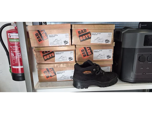 Ca. 13x paar schoenen, badboys, lage zwarte en hoge bruine, zwart - afbeelding 2 van  5