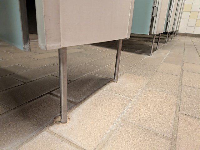 Ca. 14 meter kleedruimte-module — 13x kleedkamer - afbeelding 2 van  13