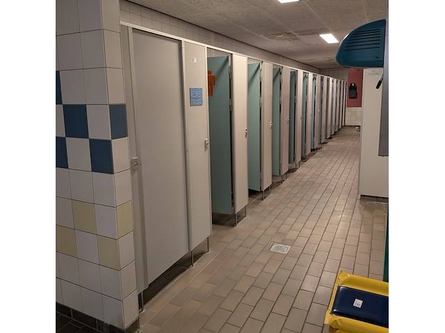 Ca. 14 meter kleedruimte-module — 13x kleedkamer - afbeelding 1 van  13