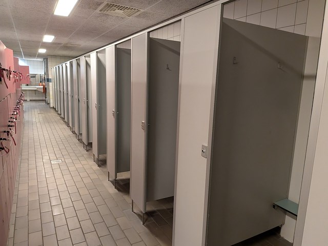 Ca. 14 meter kleedruimte-module — 13x kleedkamer - afbeelding 10 van  13