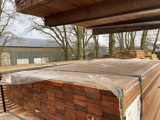 Ca. 140x angelim pedra planken geschaafd, 21x70mm, lengte 155cm - afbeelding 1 van  3