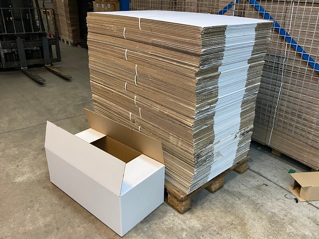 Ca. 140x grote verzenddozen 80x39x30cm, wit - afbeelding 1 van  4